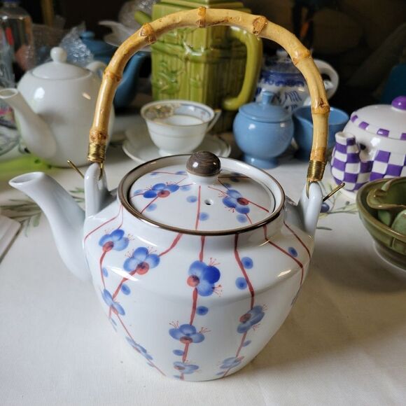 Vintage ceramic tea pot with bamboo style handle - Picture 6 of 8